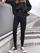 Uue mudeli rebenenud motiividega naiste tavalised teksad