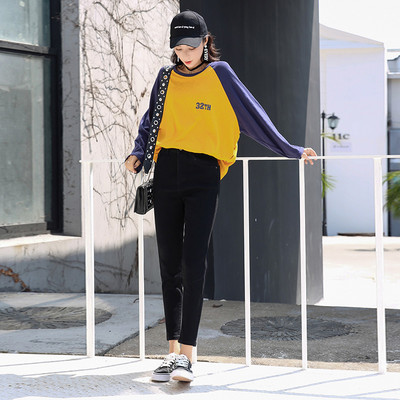 Uue mudeli rebenenud motiividega naiste tavalised teksad