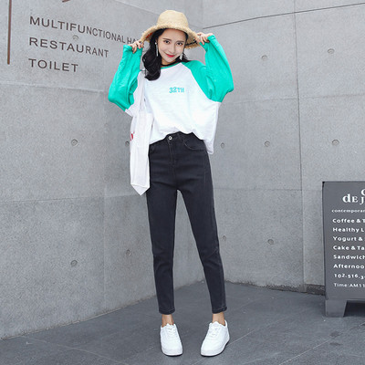 Uue mudeli rebenenud motiividega naiste tavalised teksad