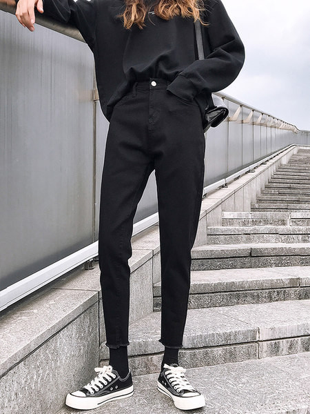 Uue mudeli rebenenud motiividega naiste tavalised teksad