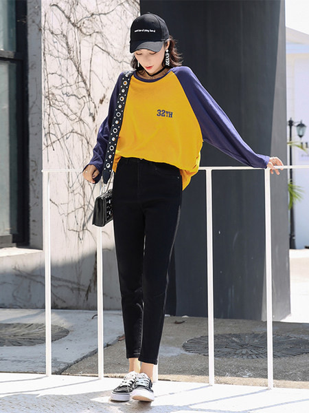 Uue mudeli rebenenud motiividega naiste tavalised teksad