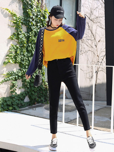 Uue mudeli rebenenud motiividega naiste tavalised teksad