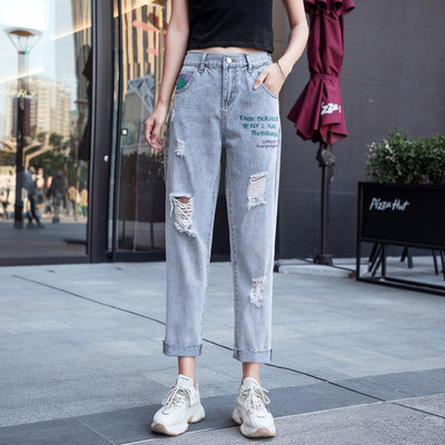 Moteriški džinsai su plėšytais motyvais ir kišene