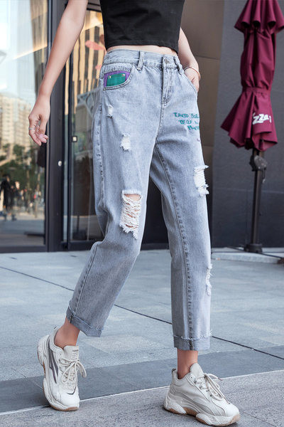 Moteriški džinsai su plėšytais motyvais ir kišene