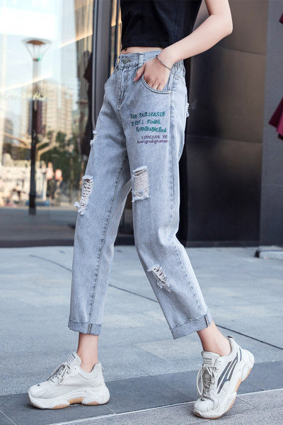 Moteriški džinsai su plėšytais motyvais ir kišene