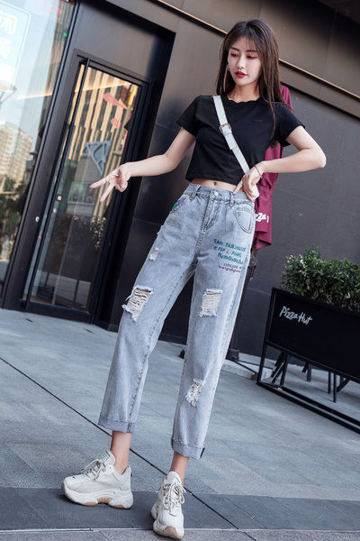 Moteriški džinsai su plėšytais motyvais ir kišene