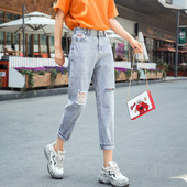 Kõrge vöökoha ja rebitud efektiga naiste teksad