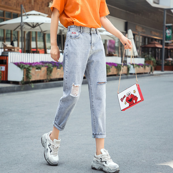 Kõrge vöökoha ja rebitud efektiga naiste teksad