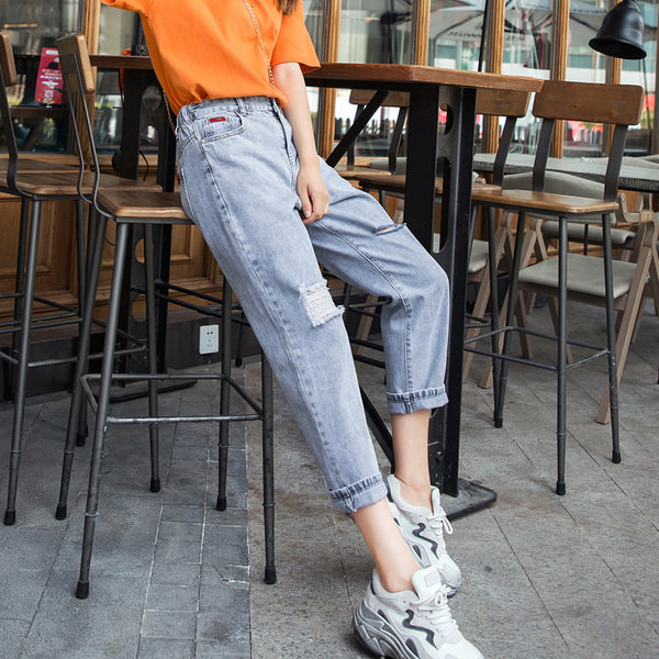 Kõrge vöökoha ja rebitud efektiga naiste teksad