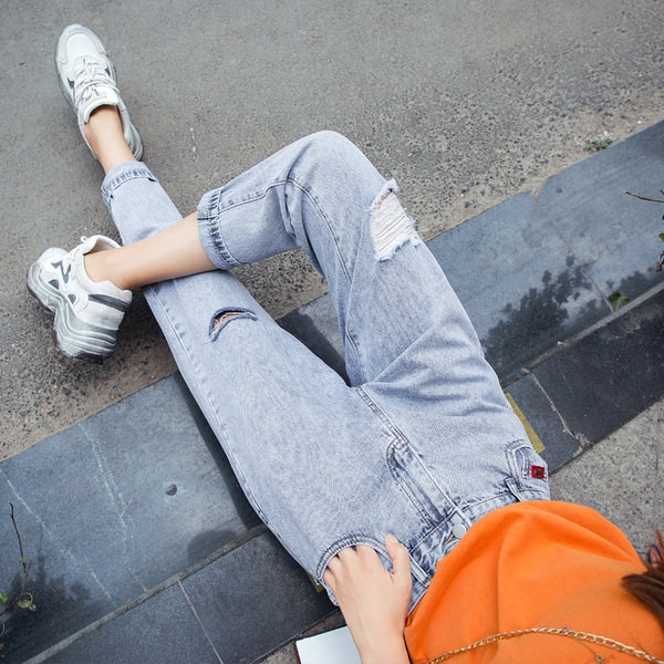 Kõrge vöökoha ja rebitud efektiga naiste teksad