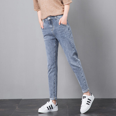 Naujas mėlynos spalvos moteriškų džinsų modelis su kišenėmis