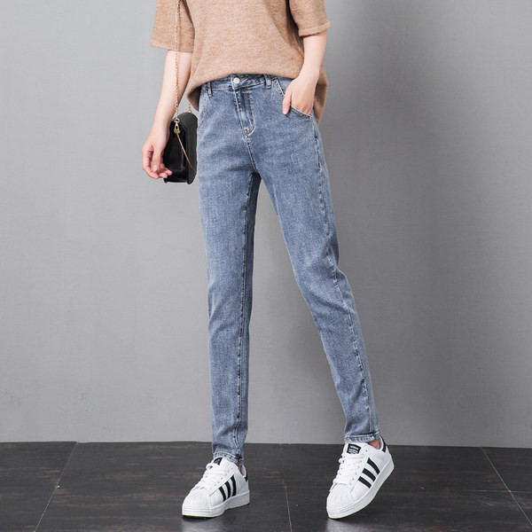 Naujas mėlynos spalvos moteriškų džinsų modelis su kišenėmis