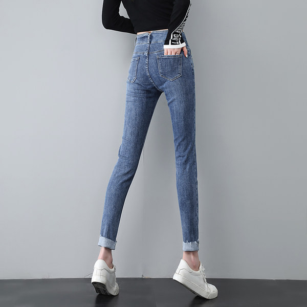 Moteriški džinsai naujo modelio su išsiuvinėtomis raidėmis ir suplėšytais motyvais