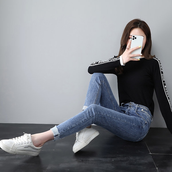 Moteriški džinsai naujo modelio su išsiuvinėtomis raidėmis ir suplėšytais motyvais