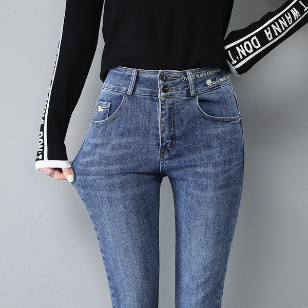 Moteriški džinsai naujo modelio su išsiuvinėtomis raidėmis ir suplėšytais motyvais