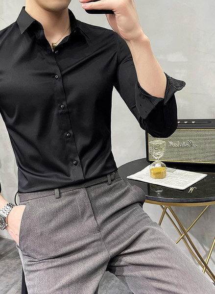 Εφαρμοσμένο ανδρικό πουκάμισο με κλασικό γιακά και κουμπιά