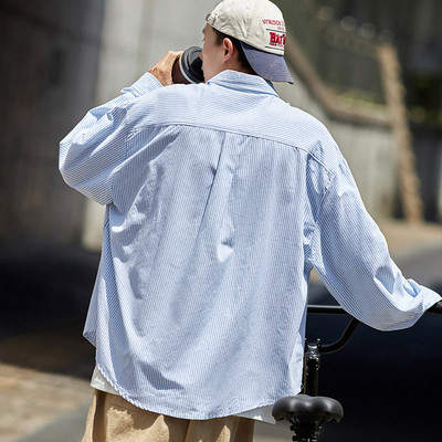 Klassikalise krae ja pikkade varrukatega avar meeste särk