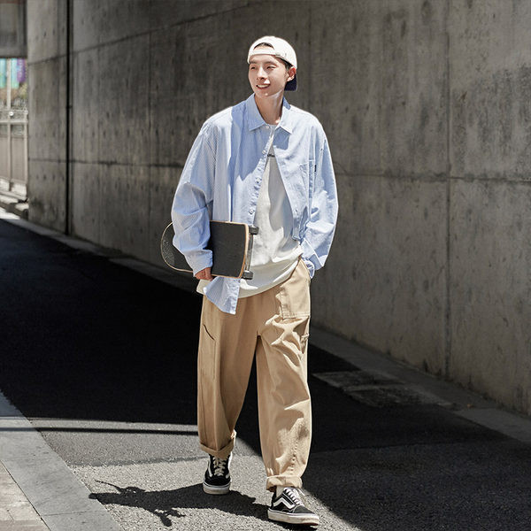 Klassikalise krae ja pikkade varrukatega avar meeste särk