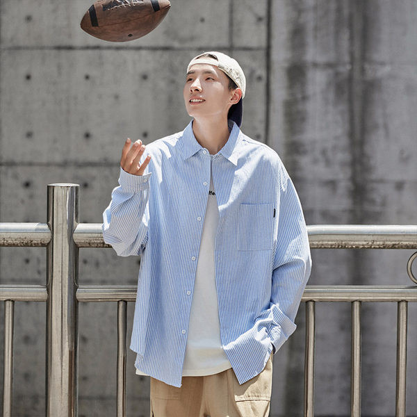 Klassikalise krae ja pikkade varrukatega avar meeste särk