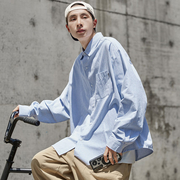 Klassikalise krae ja pikkade varrukatega avar meeste särk