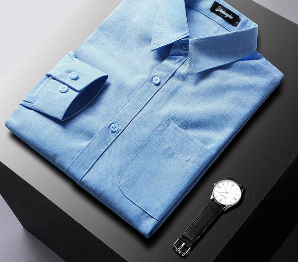 Pavasario stiliaus vyriški marškiniai su klasikine sagomis apykakle ir kišene