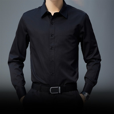 Μοντέρνο ανδρικό εφαρμοστό πουκάμισο με κλασικό γιακά