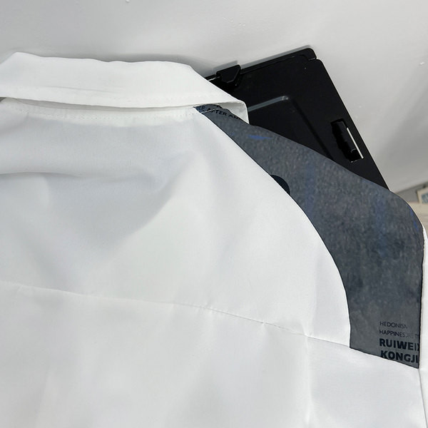 Vyriški marškiniai su užrašais ir sagomis