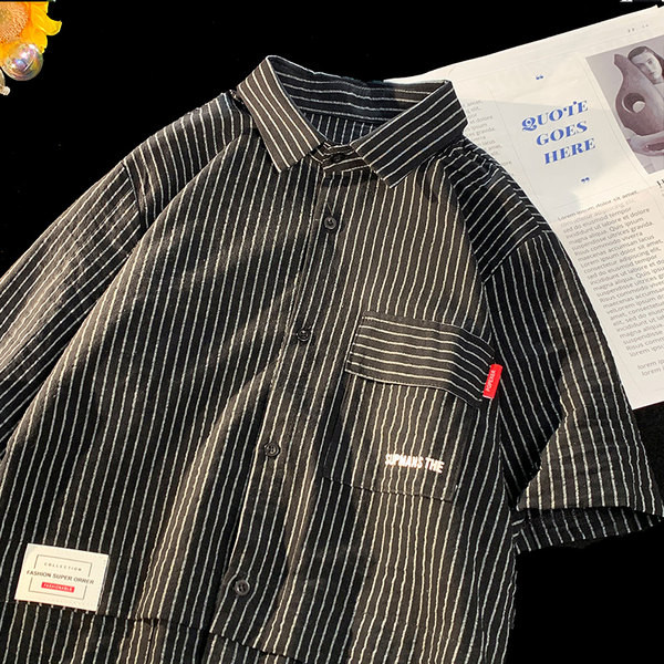 Klassikalise kraega vabaaja meeste triibuline särk