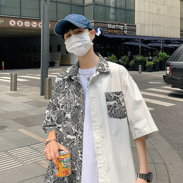 Vyriški juodai balti marškiniai su apykakle ir kišene