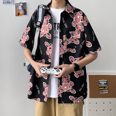 Klassikalise krae ja lühikeste varrukatega meeste lai särk