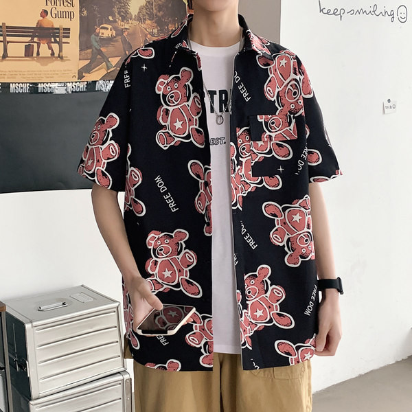 Klassikalise krae ja lühikeste varrukatega meeste lai särk