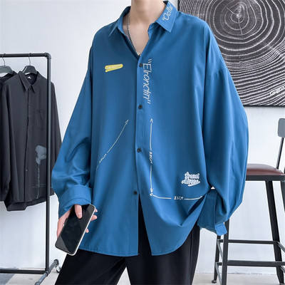 Vyriški laisvalaikio marškiniai su aukšta apykakle ir užrašais