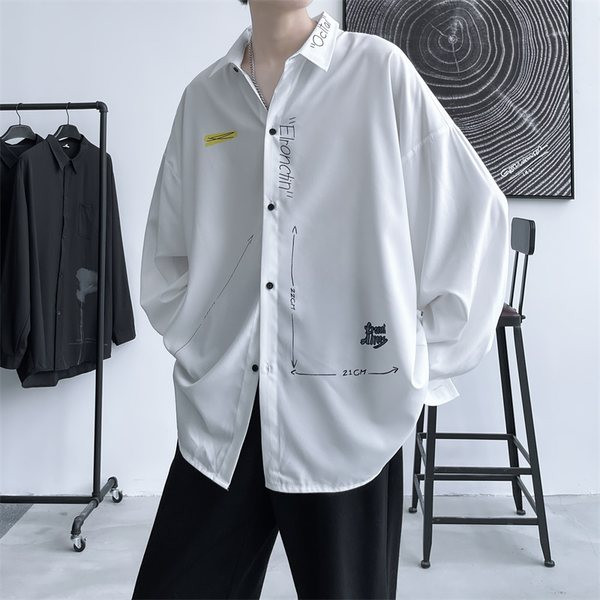 Vyriški laisvalaikio marškiniai su aukšta apykakle ir užrašais