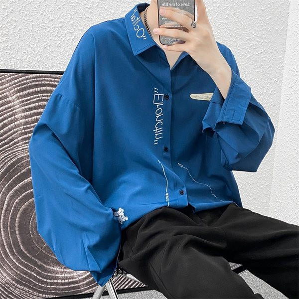 Vyriški laisvalaikio marškiniai su aukšta apykakle ir užrašais