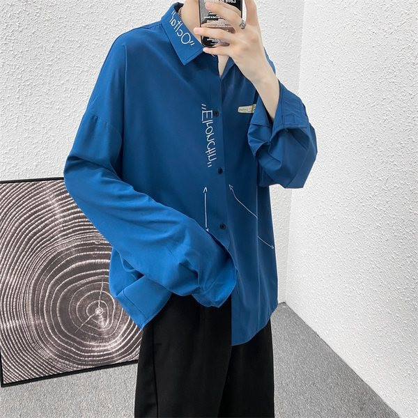 Vyriški laisvalaikio marškiniai su aukšta apykakle ir užrašais