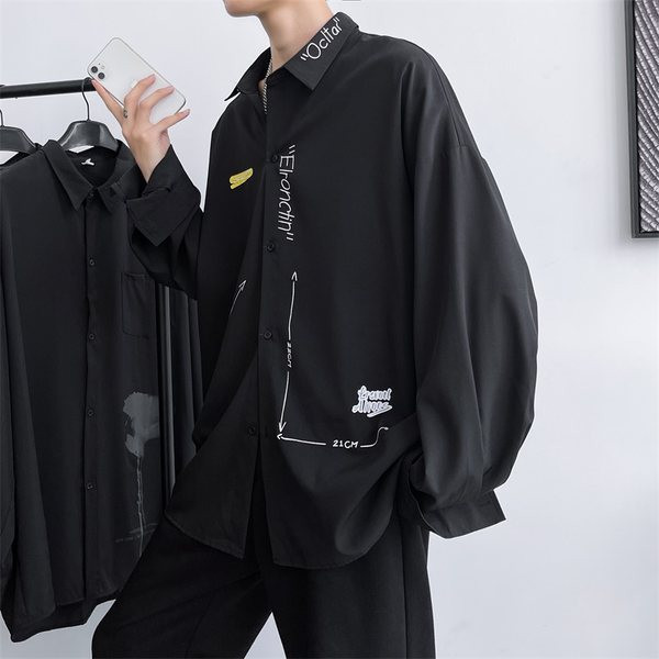 Vyriški laisvalaikio marškiniai su aukšta apykakle ir užrašais