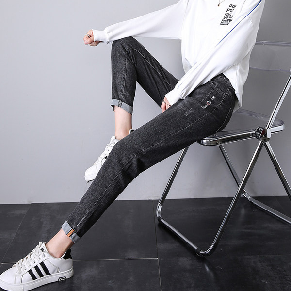 Νέο μοντέλο γυναικείο ψηλόμεσο τζιν με κεντητά γράμματα