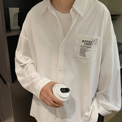 Klassikalise krae ja kirjaga meeste vabaajasärk