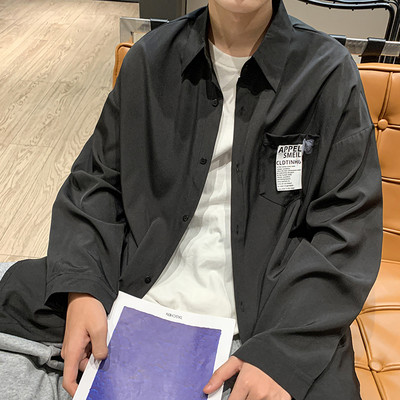 Klassikalise krae ja kirjaga meeste vabaajasärk