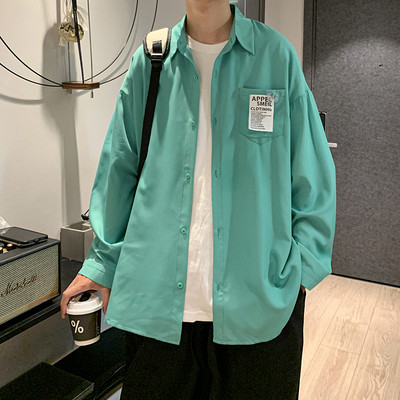 Klassikalise krae ja kirjaga meeste vabaajasärk