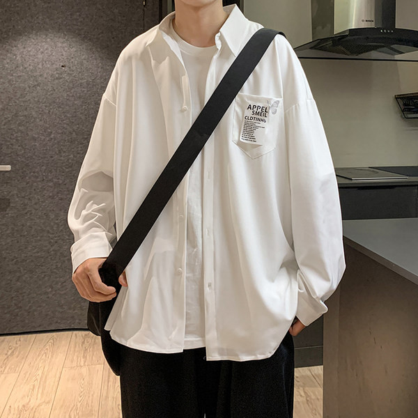 Klassikalise krae ja kirjaga meeste vabaajasärk