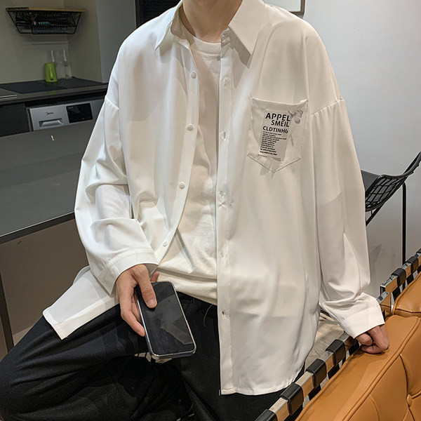 Klassikalise krae ja kirjaga meeste vabaajasärk