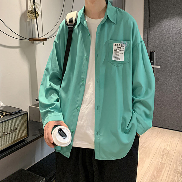 Klassikalise krae ja kirjaga meeste vabaajasärk