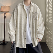 Vyriški laisvi marškiniai su kišene ir metaliniu elementu