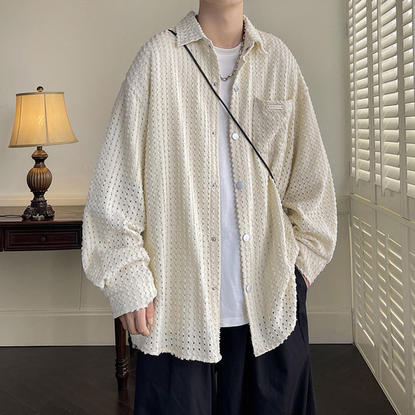 Vyriški laisvi marškiniai su kišene ir metaliniu elementu