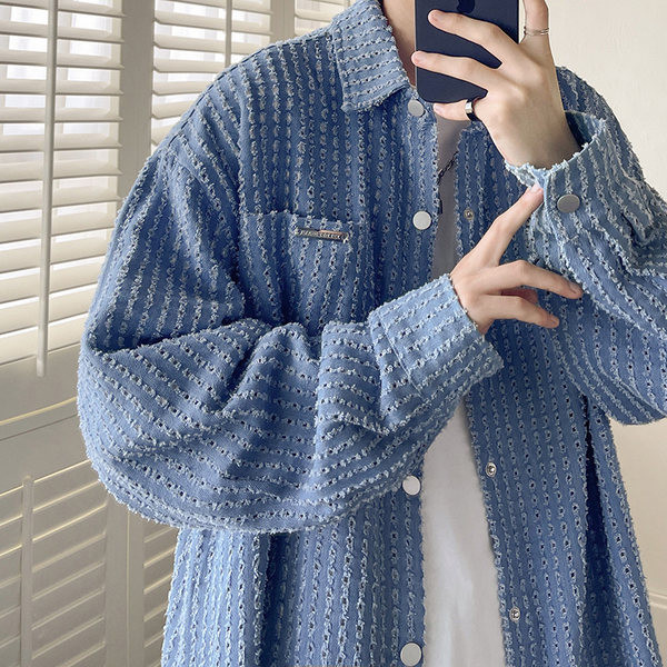 Vyriški laisvi marškiniai su kišene ir metaliniu elementu