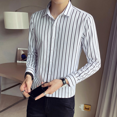 Férfi hosszú ujjú csíkos testhezálló modelling