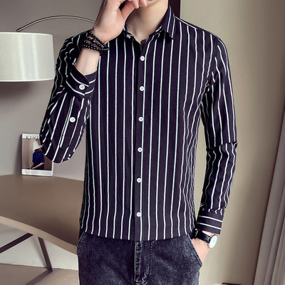 Férfi hosszú ujjú csíkos testhezálló modelling