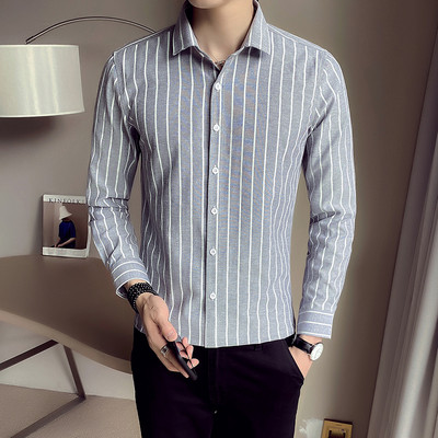 Férfi hosszú ujjú csíkos testhezálló modelling