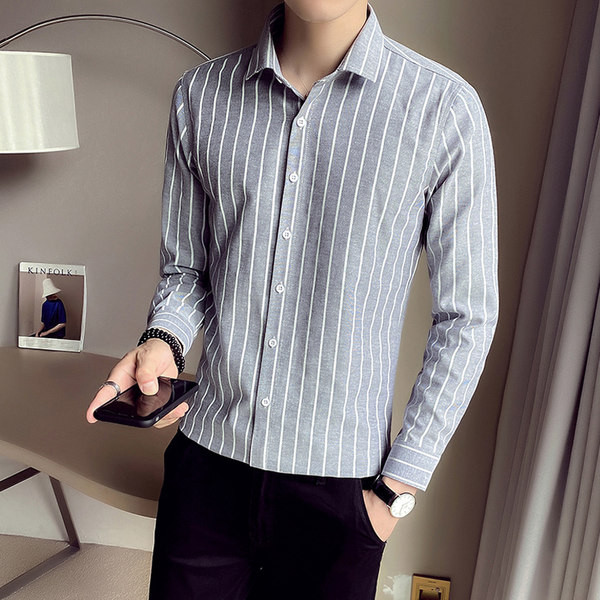 Férfi hosszú ujjú csíkos testhezálló modelling